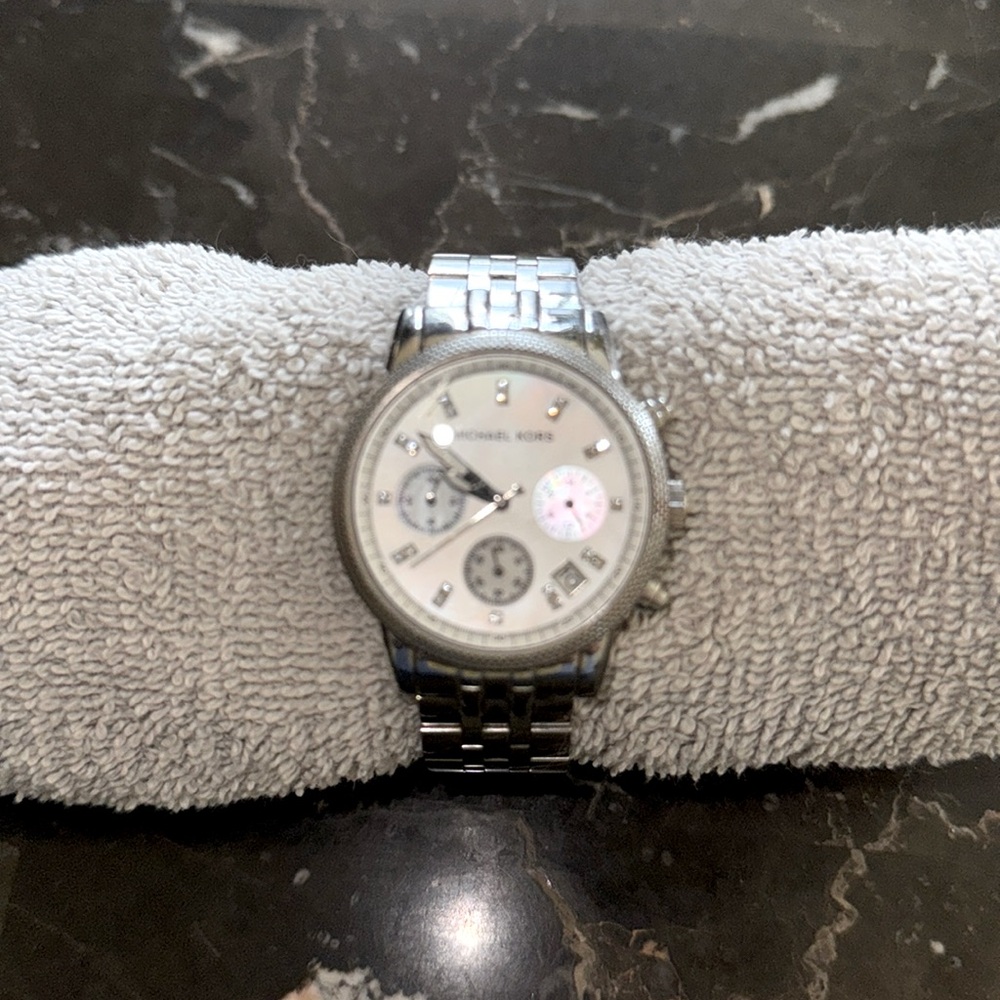Beautiful silver with white face Michael Kors watch!